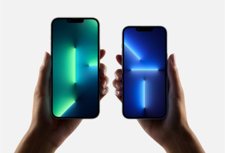 Руки держат iPhone